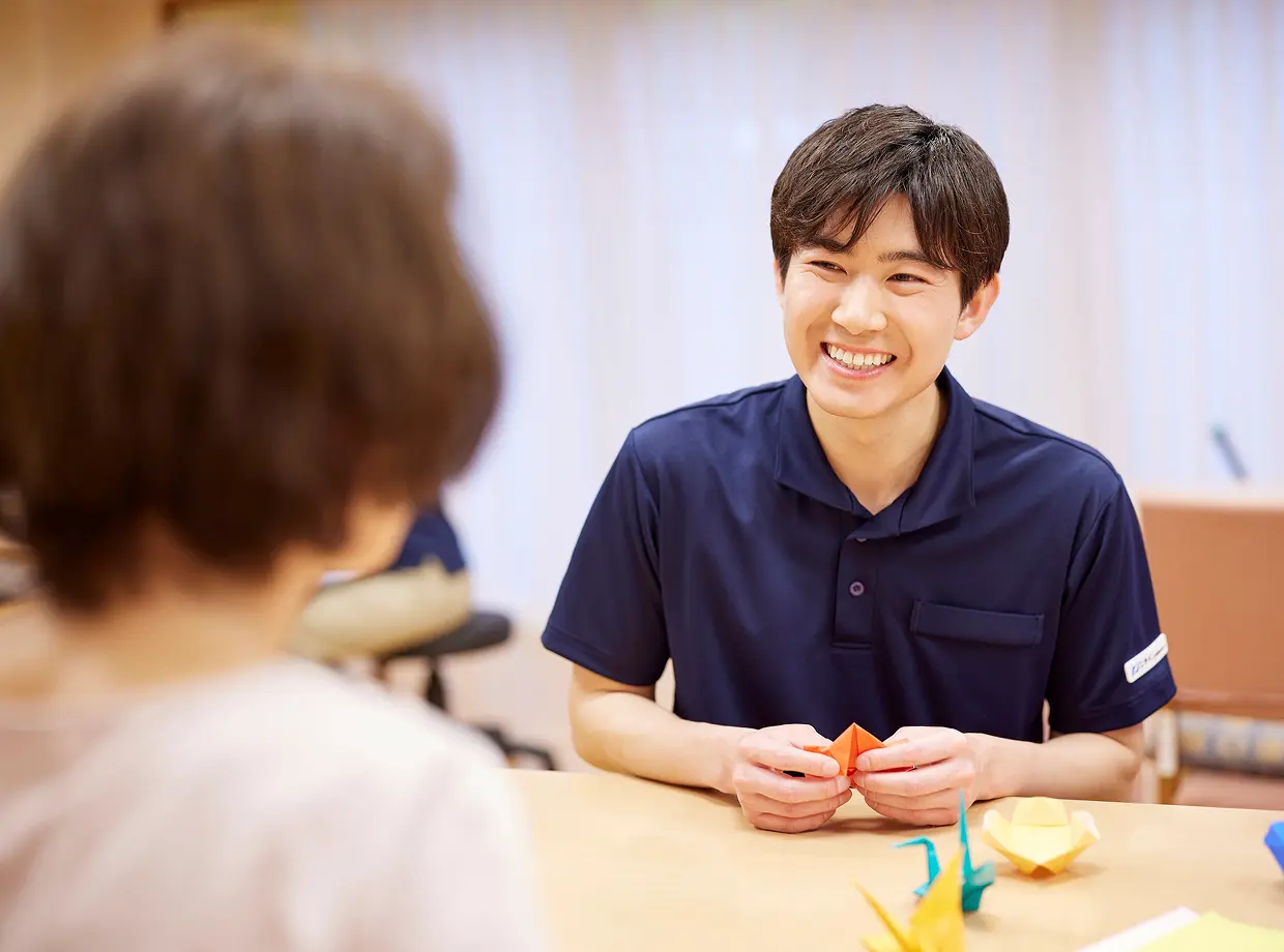 笑顔で業務に取り組むスタッフ