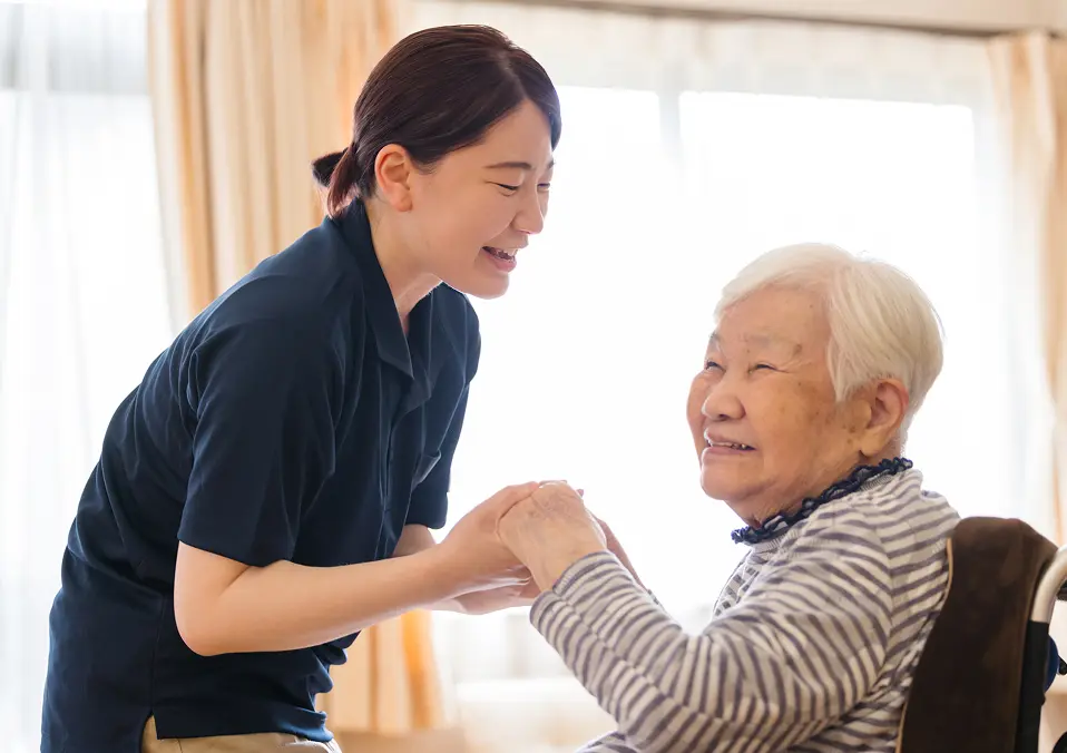 介護現場で利用者と向き合い、温かいサポートを提供するスタッフの様子
