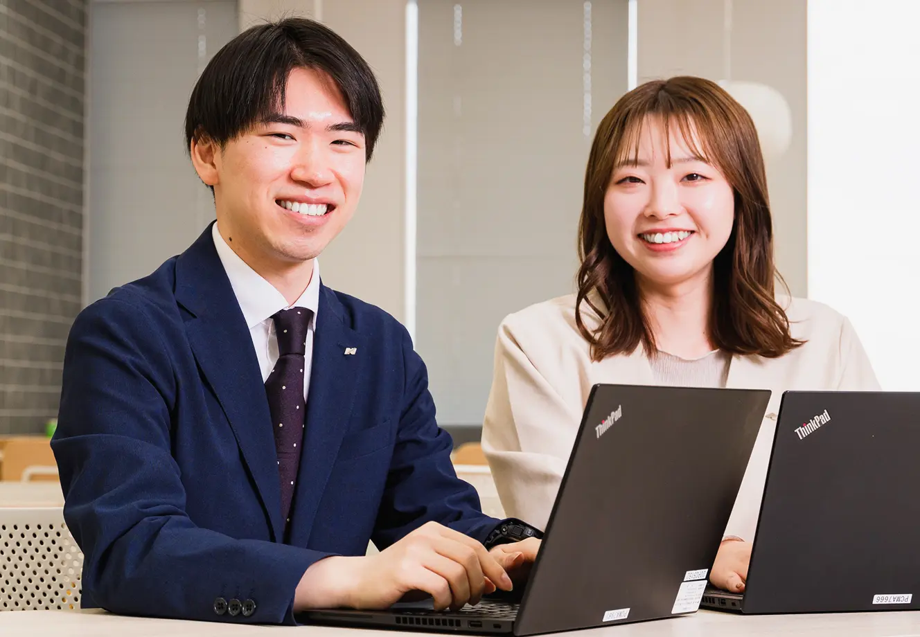 笑顔で業務に取り組むスタッフ