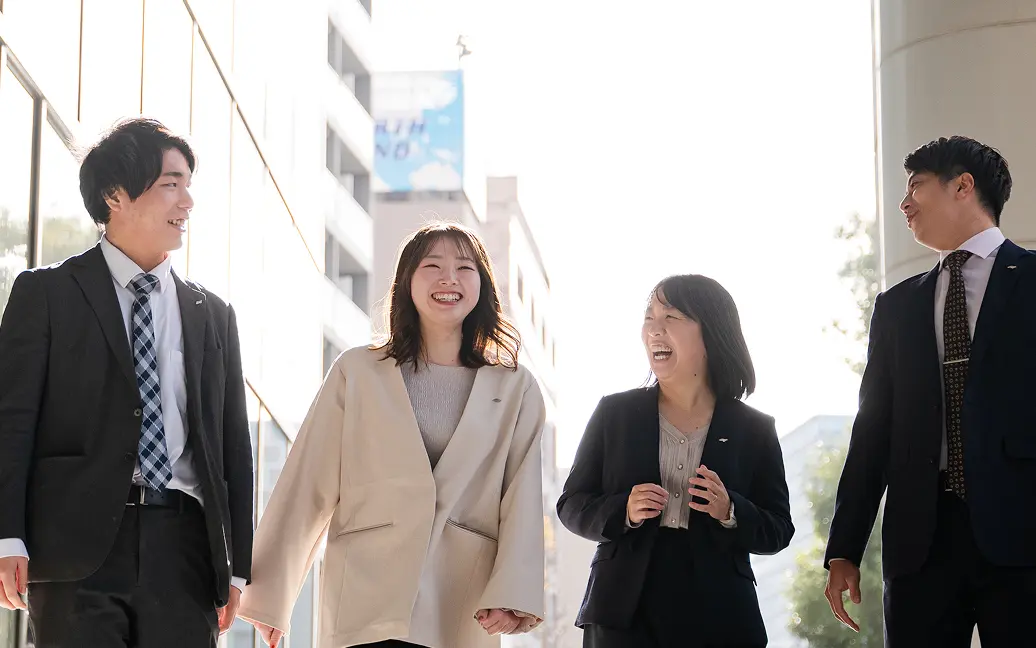 オフィスで談笑するスタッフたち