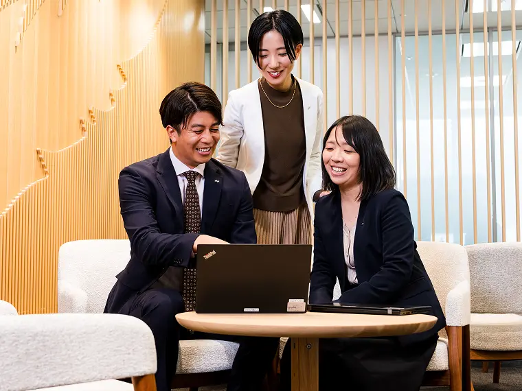 同僚と打ち合わせをする様子